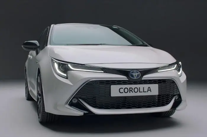 Toyota Menggandakan Pilihan Hybrid di New Corolla
